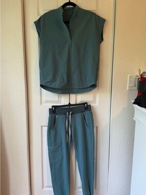 Figs Women's Hydrogreen Top & Jogger Scrub Set